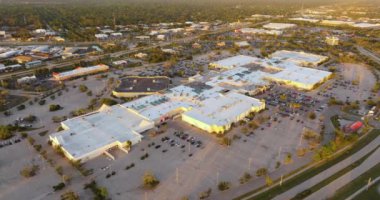 Port Charlotte, Florida 'daki şirket perakende alışveriş merkezi. ABD ulaştırma ve satış altyapısı kavramı