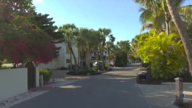 Florida 'daki Casey Key manzaralı yolda sürüyorum.