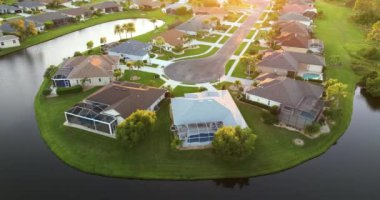 Günbatımında güneybatı Florida 'da yeşil palmiye ağaçları arasında pahalı rıhtım evleri. ABD 'de birinci sınıf konut geliştirme.