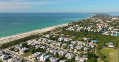 ABD 'de birinci sınıf konut geliştirme. Boca Grande 'deki yeşil palmiye ağaçları arasında pahalı rıhtım evleri güneybatı Florida' daki Gasparilla Adası 'nda küçük bir kasaba..