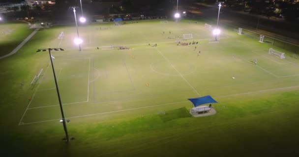 Estádio Esportes Públicos Com Crianças Escola Jogando Jogo Futebol Noite — Vídeo de Stock