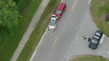 Florida 'da Amerikan caddesinde trafik kazası. ABD 'de trafik kazası kurbanlarına yardım eden ilk ekipler. Kaza yerine giden acil durum personeli ve araçlarının hava görüntüsü