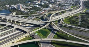 ABD ulaşım altyapısının üstünden bak. Tampa, Florida 'da hızlı araba ve kamyonlarla Amerikan otoyolu kesişiyor.