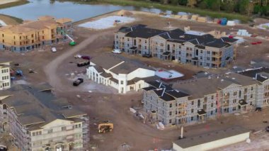 Florida 'daki yeni apartman dairelerinin ahşap çerçeveleri yapım aşamasında. ABD 'de ikametgah geliştirme