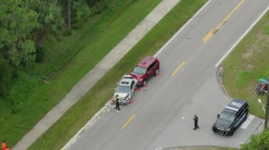 Florida 'daki araba kazası alanındaki ilk müdahale ekibinin en üst görüntüsü. Acil servis çalışanları ABD 'de trafik kazası kurbanlarına yardım ediyor.