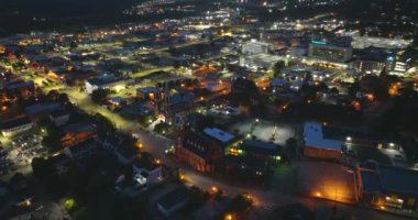 Orta Gürcistan 'da tarihi bir şehir olan Macon' un havadan görünüşü. ABD geceleri panoramik şehir manzarası.