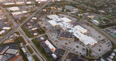 Port Charlotte, Florida 'da büyük bir otoparkı olan alışveriş merkezi plazası. ABD 'nin perakende ve ulaştırma altyapısının üzerinden görüntüle