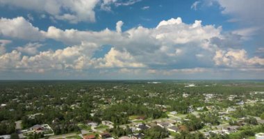 Florida havası. Beyaz yaz yağmur bulutlarıyla mavi gökyüzü. Renkli yaz manzarası.
