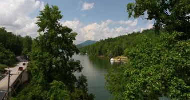 Appalachian dağlarında gidilecek yer. Lure Gölü, Rutherford County, Kuzey Carolina 'da göl kenarındaki evleri olan küçük bir kasaba..