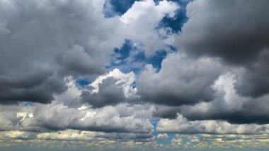 Uçan beyaz bulutlu mavi gökyüzünün parlak manzarası. Renkli yaz gökyüzü.