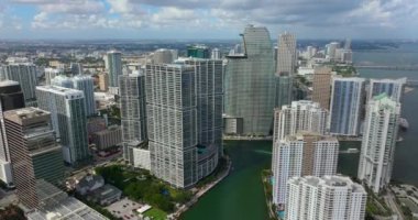 Miami, Florida, ABD. Amerikan şehir merkezinin hava görüntüsü. Modern ABD megapolis 'teki yüksek ticari ve meskun gökdelen binaları