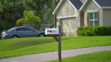 Florida 'daki Amerikan posta kutusu. Banliyö sokaklarının ön bahçesi..