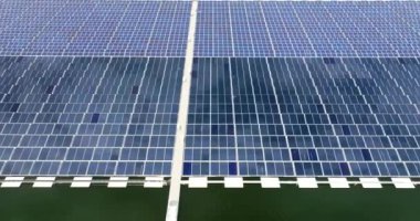 Su yüzeyinde sıfır emisyonlu sürdürülebilir fotovoltaik elektrik üretimi. Temiz elektrik enerjisi üretmek için yenilenebilir elektrik santralinde yüzen güneş panelleri.