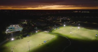 İnsanlar geceleri halka açık stadyumda futbol oynuyorlar. Aktif yaşam konsepti.