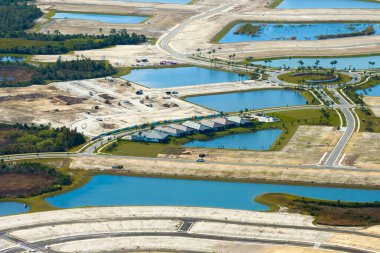 Hazırlanmış zeminde inşaatın başlaması. Amerikan kırsal kesiminde büyük bir inşaat alanı. ABD banliyölerinde konut geliştirme. ABD 'de emlak piyasası.