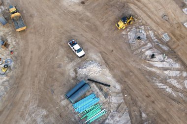 Amerikan banliyölerinde inşaat malzemeleri olan bir inşaat alanı. Konutların büyük gelişim alanının havadan görünüşü. ABD 'de emlak piyasası.