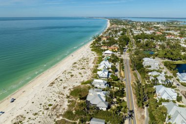 Boca Grande 'de pahalı yazlıkları olan zengin bir mahalle güneybatı Florida' da Gasparilla Adası 'nda küçük bir kasaba. Zengin rıhtım yerleşim bölgesi.