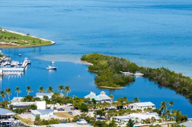 ABD 'de birinci sınıf konut geliştirme. Boca Grande 'deki yeşil palmiye ağaçları arasında pahalı rıhtım evleri güneybatı Florida' daki Gasparilla Adası 'nda küçük bir kasaba..