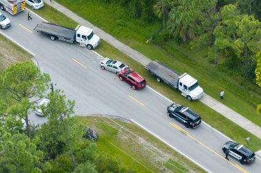 Florida 'daki araba kazası alanındaki ilk müdahale ekibinin en üst görüntüsü. Acil servis çalışanları ABD 'de trafik kazası kurbanlarına yardım ediyor..