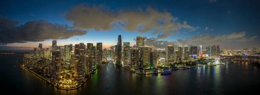 Florida, ABD 'de Miami Brickell şehir merkezinin gece şehir manzarası. Modern Amerikan megapolis 'indeki parlak gökdelen binalarıyla gökdelenler..