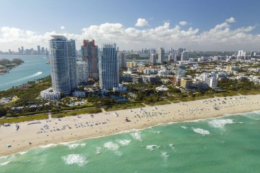 Miami Beach City 'nin güney sahil şeridinin yukarısından görüntü. South Beach yüksek lüks oteller ve apartmanlar. Güney Florida, ABD 'deki turizm altyapısı.