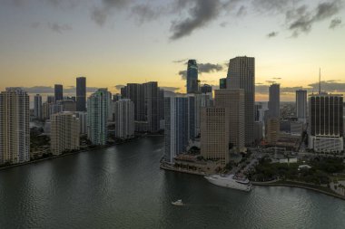 Miami Brickell 'in şehir merkezinin hava görüntüsü, Florida, ABD gün batımında. Modern Amerikan megapolis 'indeki yüksek ticari ve meskun gökdelen binaları.