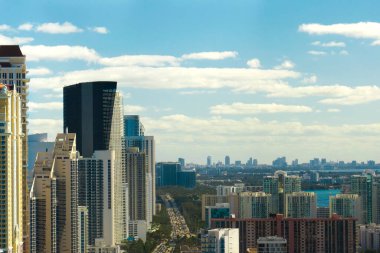Sunny Isles Beach City 'deki Atlantik Okyanusu kıyısındaki lüks otellerin ve apartmanların manzarası. Güney Florida 'daki Amerikan turizm altyapısı.
