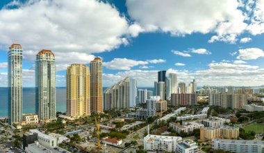 Sunny Isles Beach City 'deki Atlantik Okyanusu kıyısındaki lüks otellerin ve apartmanların manzarası. Güney Florida 'daki Amerikan turizm altyapısı.