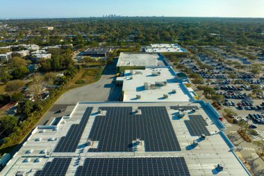 Sürdürülebilir enerji üretimi. Alışveriş merkezinin çatısına yeşil ekolojik elektrik üretimi için elektrik fotovoltaik güneş panelleri yerleştirildi.