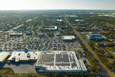 Park etmiş bir sürü arabası olan büyük bir otopark. Alışveriş merkezindeki büyük otopark. Araç yerleri ve yönleri için çizgiler ve işaretler var..