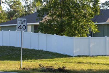 Arka bahçe koruması ve mahremiyet için beyaz plastik çit.