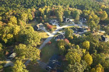 Güney Carolina yerleşim bölgesindeki klasik Amerikan evlerinin havadan görünüşü. ABD 'nin banliyölerinde emlak gelişimine örnek olarak yeni aile evleri.