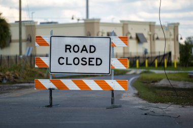 Bakım çalışmaları sırasında caddede yol çalışması ve güvenlik bariyeri uyarısı.