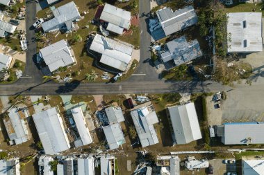 Güney Florida 'daki doğal afet sonrası. Ian kasırgasından sonra kötü hasarlı mobil evler yerleşim alanlarını silip süpürdü..