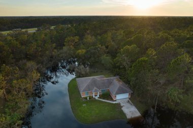 Kasırga yağış sularıyla çevrili Florida yerleşim bölgesindeki evleri. Doğal afetten sonra.