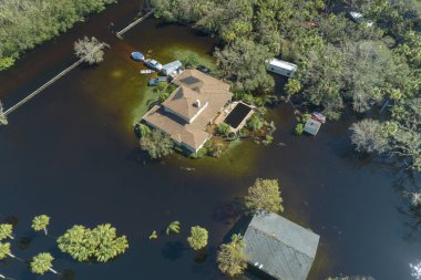 Doğal afet sonrası. Etrafı Ian Kasırgası ile çevrili sel suları Florida yerleşim bölgesindeki evleri sarıyor.