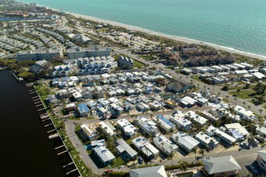 Ian Kasırgası 'nın Florida' daki yerleşim alanlarını silip süpürmesinden sonra çok kötü hasar görmüş mobil evlerin hava görüntüsü. Doğal afetten sonra.