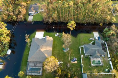 Florida yerleşim bölgesinde kasırga yağışı ile sel basmış evler. Doğal afetin sonuçları..
