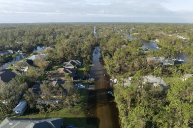 Doğal afet sonrası. Florida yerleşim bölgesinde kasırga yağışı ile sel basmış evler.