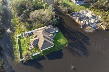 Doğal afet sonrası. Florida yerleşim bölgesinde kasırga yağışı ile sel basmış evler.