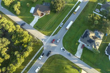 Standart Amerikan okul otobüslerinin en üst görüntüsü sabah erken saatlerde kasaba merkezindeki sokak durağından çocukları alıyor. ABD 'de toplu taşıma.