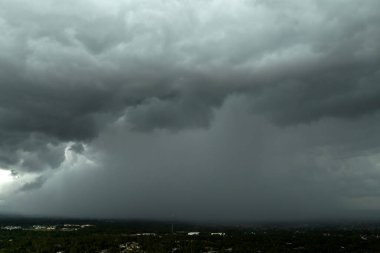 Fırtınalı kümülonimbus bulutları karanlık gökyüzünde fırtınadan önce oluşuyor. Hareket eden ve değişen bulutlu hava durumu.