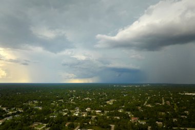 Kasvetli gökyüzünde kara fırtınalı bulutlar oluşuyor. Kenar mahallelerde sağanak yağış sezonunda..