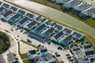 İnşaat halindeki uygun fiyatlı evlerin bitmemiş ahşap çerçevelerinin havadan görünüşü. Amerikan banliyölerinde konut geliştirme. ABD 'de emlak piyasası.