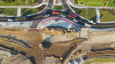 Amerikan ulaşım altyapısı üzerinde dolambaçlı inşaat işleri. Karayolu tadilatı ve hareketli trafik. Eyaletler arası ulaşım kavramının geliştirilmesi