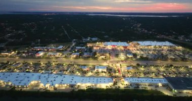 Florida, North Port 'taki alışveriş merkezi plazasında aydınlatılmış trafik arabaları var. ABD ulaştırma altyapı kavramı.