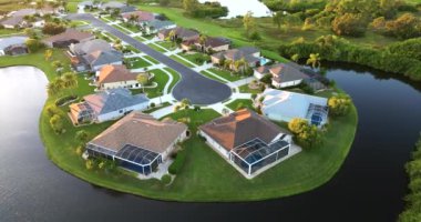 Gün batımında Florida yerleşim bölgesinde tek kişilik liman evleri. Amerikan banliyölerinde gayrimenkul geliştirme.