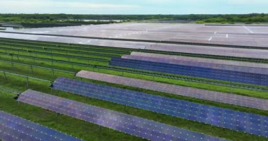 Temiz elektrik enerjisi üretmek için birçok sıra güneş paneli olan fotovoltaik enerji santrali. Hava kirliliği olmayan yenilenebilir elektrik kavramı.