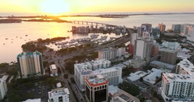 Sarasota şehrinin üstünde, Florida körfez limanında yatları ve deniz kenarındaki yüksek binaları var. ABD 'de konut ve ulaşımın geliştirilmesi.