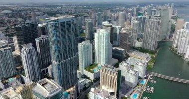 Miami Brickell 'in şehir merkezi, Florida, ABD. Modern Amerikan megapolis 'indeki yüksek gökdelenli binaların kentsel manzarası.